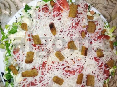 Namų salotas „Cezaris su krevetėmis“ pagrindine nuotrauka