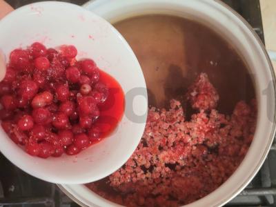 Ryškus aviečių ir raudonųjų serbentų kompotas su cinamonu Žingsnis 1