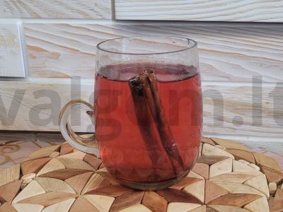 Ryškus aviečių ir raudonųjų serbentų kompotas su cinamonu pagrindine nuotrauka