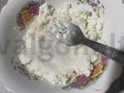 Vaikų varškėčiai su kokosu ir manų kruopomis Žingsnis 3