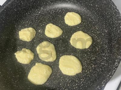 Vaikų varškėčiai su kokosu ir manų kruopomis Žingsnis 7