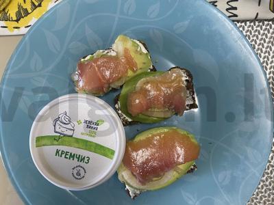 Avokadų brusketė su raudonąja žuvimi ir kreminiu sūriu pagrindine nuotrauka