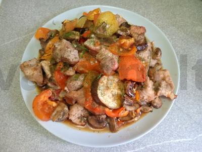 Kepta kiauliena su daržovėmis unagi padaže pagrindine nuotrauka