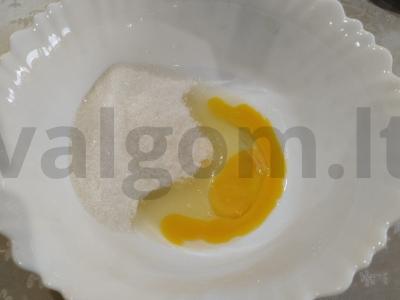 Tarkuotas pyragas su džemu „Karakum“ Žingsnis 2