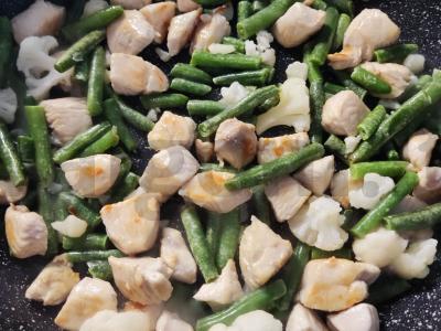 Ryžiai su vištiena ir daržovėmis sojų padaže Žingsnis 4