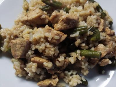 Ryžiai su vištiena ir daržovėmis sojų padaže pagrindine nuotrauka