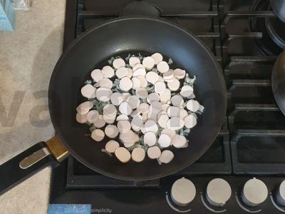 Spagečiai grietinėlės padaže su dešrelėmis ir sūriu Žingsnis 3