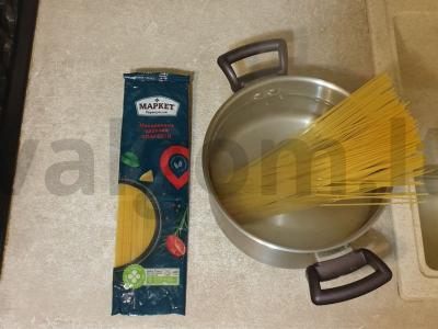 Spagečiai grietinėlės padaže su dešrelėmis ir sūriu Žingsnis 4