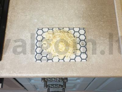 Spagečiai grietinėlės padaže su dešrelėmis ir sūriu Žingsnis 5