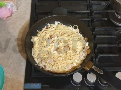 Spagečiai grietinėlės padaže su dešrelėmis ir sūriu Žingsnis 6