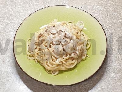 Spagečiai grietinėlės padaže su dešrelėmis ir sūriu pagrindine nuotrauka