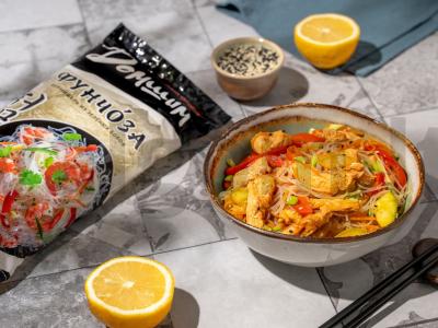 Funchosa su vištiena ir daržovėmis pagrindine nuotrauka