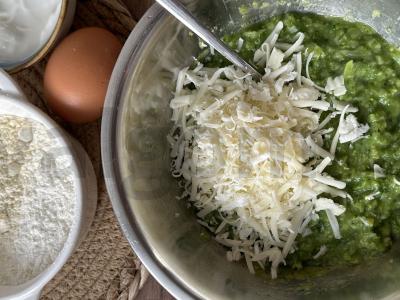 Brokoliniai blynai su sūriu Žingsnis 1