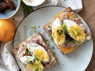 Baltyminiai tostai su tunu ir kiaušiniu pagrindine nuotrauka