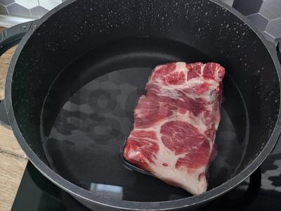 Šaltibarščiai iš rūgštynių ant kiaulienos kaulo Žingsnis 1