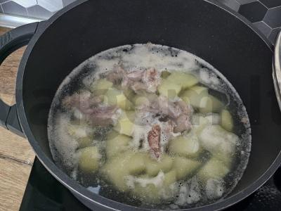 Šaltibarščiai iš rūgštynių ant kiaulienos kaulo Žingsnis 2