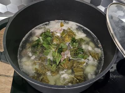 Šaltibarščiai iš rūgštynių ant kiaulienos kaulo Žingsnis 3