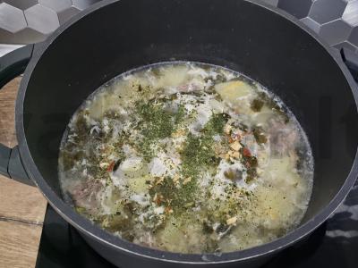 Šaltibarščiai iš rūgštynių ant kiaulienos kaulo Žingsnis 4