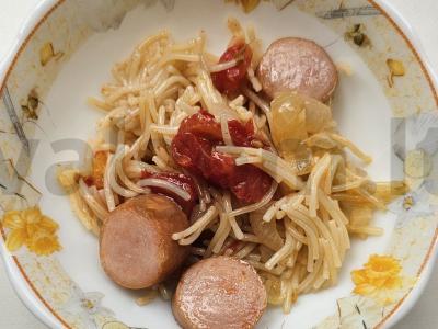 Smulkūs makaronai su dešrelėmis pagrindine nuotrauka