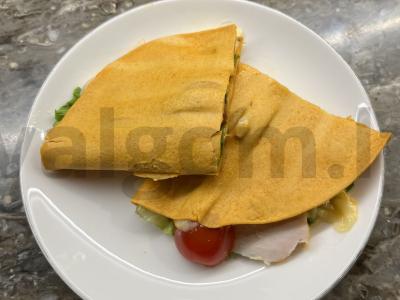 Vištienos, sūrio ir salotų kesadilija pagrindine nuotrauka