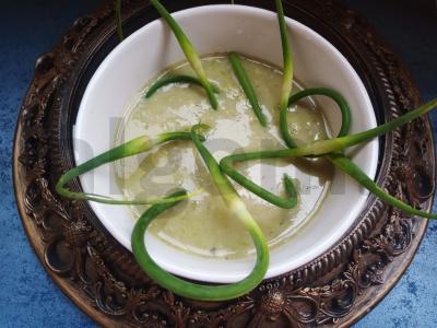 Avižų ir česnako daigų tyrė pagrindine nuotrauka