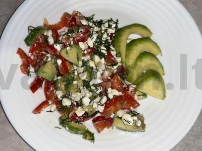 Avokadų, varškės ir paprikų salotos pagrindine nuotrauka