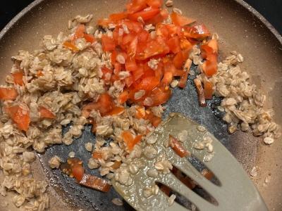 Pomidorų avižinė košė su kiaušiniu pusryčiams Žingsnis 3