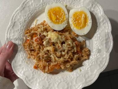 Pomidorų avižinė košė su kiaušiniu pusryčiams pagrindine nuotrauka