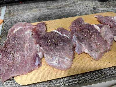 Kiaulienos kepsnys su sūrio plutele ir pomidoru Žingsnis 3