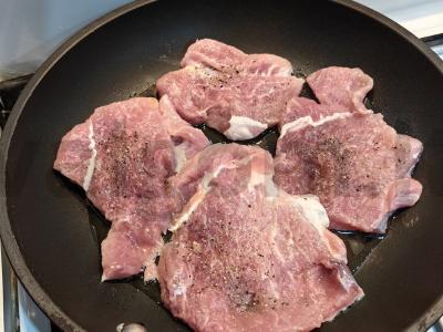 Kiaulienos kepsnys su sūrio plutele ir pomidoru Žingsnis 4