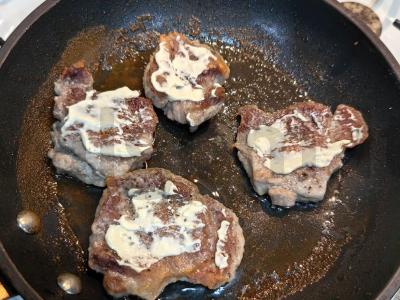 Kiaulienos kepsnys su sūrio plutele ir pomidoru Žingsnis 7