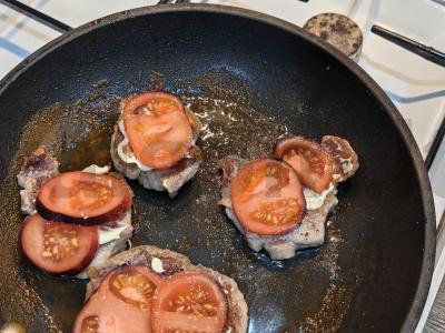 Kiaulienos kepsnys su sūrio plutele ir pomidoru Žingsnis 8