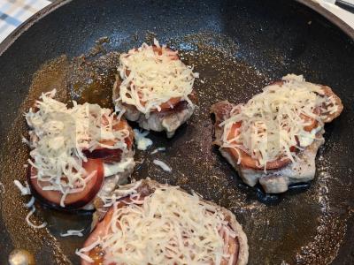 Kiaulienos kepsnys su sūrio plutele ir pomidoru Žingsnis 9