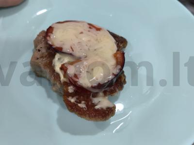 Kiaulienos kepsnys su sūrio plutele ir pomidoru pagrindine nuotrauka