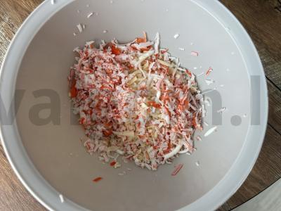 Skani lavašo ritinėlis su krabų lazdelėmis, sūriu ir kiaušiniu Žingsnis 1