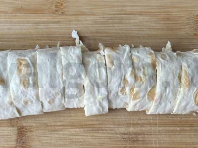 Skani lavašo ritinėlis su krabų lazdelėmis, sūriu ir kiaušiniu Žingsnis 5