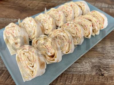 Skani lavašo ritinėlis su krabų lazdelėmis, sūriu ir kiaušiniu pagrindine nuotrauka