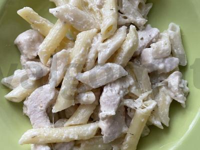 Makaronai grietinėlės ir česnako padaže pagrindine nuotrauka