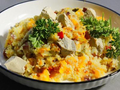 Kuskusas su moliūgu ir daržovėmis pagrindine nuotrauka