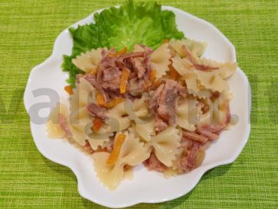 Makaronai su kiaulienos troškiniu pagrindine nuotrauka