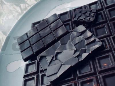 Naudingas šokoladas su sublimuotomis uogomis ir riešutais pagrindine nuotrauka