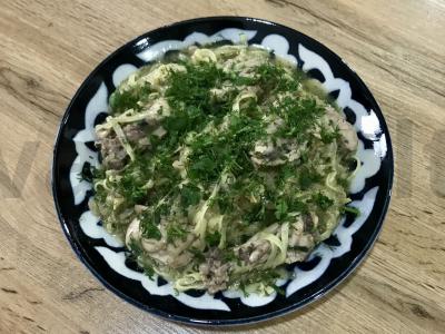 Makaronų lizdai su vištiena pagrindine nuotrauka