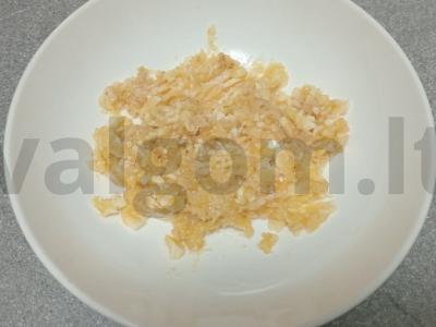 Grūdų batonėliai su džiovintomis spanguolėmis, razinomis ir lazdyno riešutais Žingsnis 1