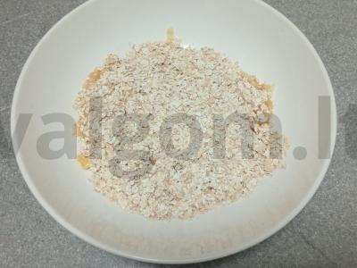 Grūdų batonėliai su džiovintomis spanguolėmis, razinomis ir lazdyno riešutais Žingsnis 2