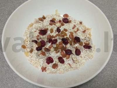 Grūdų batonėliai su džiovintomis spanguolėmis, razinomis ir lazdyno riešutais Žingsnis 5