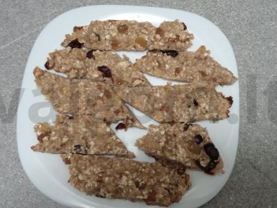 Grūdų batonėliai su džiovintomis spanguolėmis, razinomis ir lazdyno riešutais Žingsnis 9