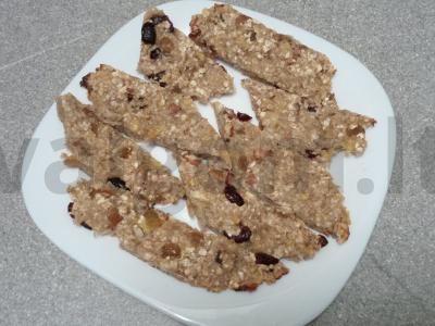 Grūdų batonėliai su džiovintomis spanguolėmis, razinomis ir lazdyno riešutais pagrindine nuotrauka