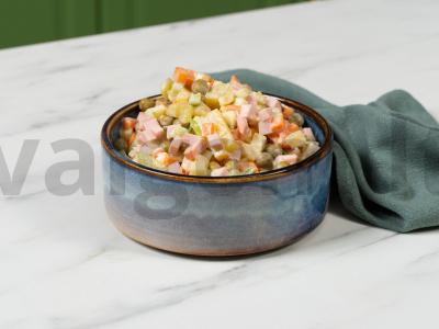 Olivje su šviežiu agurku pagrindine nuotrauka