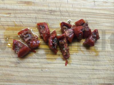 Kiaušinienė su dešrelėmis ir džiovintais pomidorais Žingsnis 2