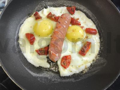 Kiaušinienė su dešrelėmis ir džiovintais pomidorais Žingsnis 4